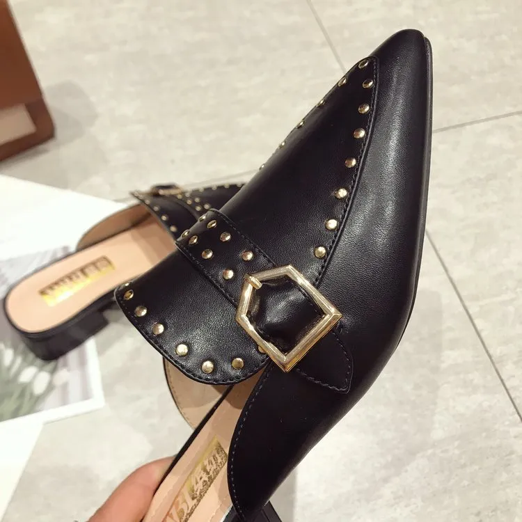 Caralin | Elegante Muiltjes met Studs en Puntige Neus