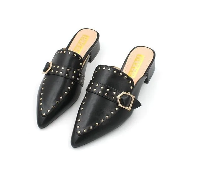 Caralin | Elegante Muiltjes met Studs en Puntige Neus