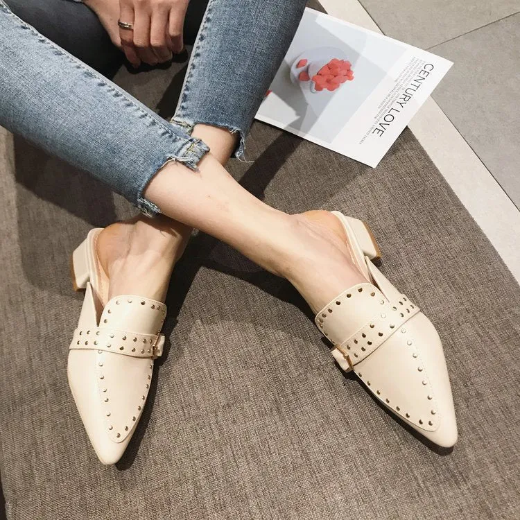 Caralin | Elegante Muiltjes met Studs en Puntige Neus